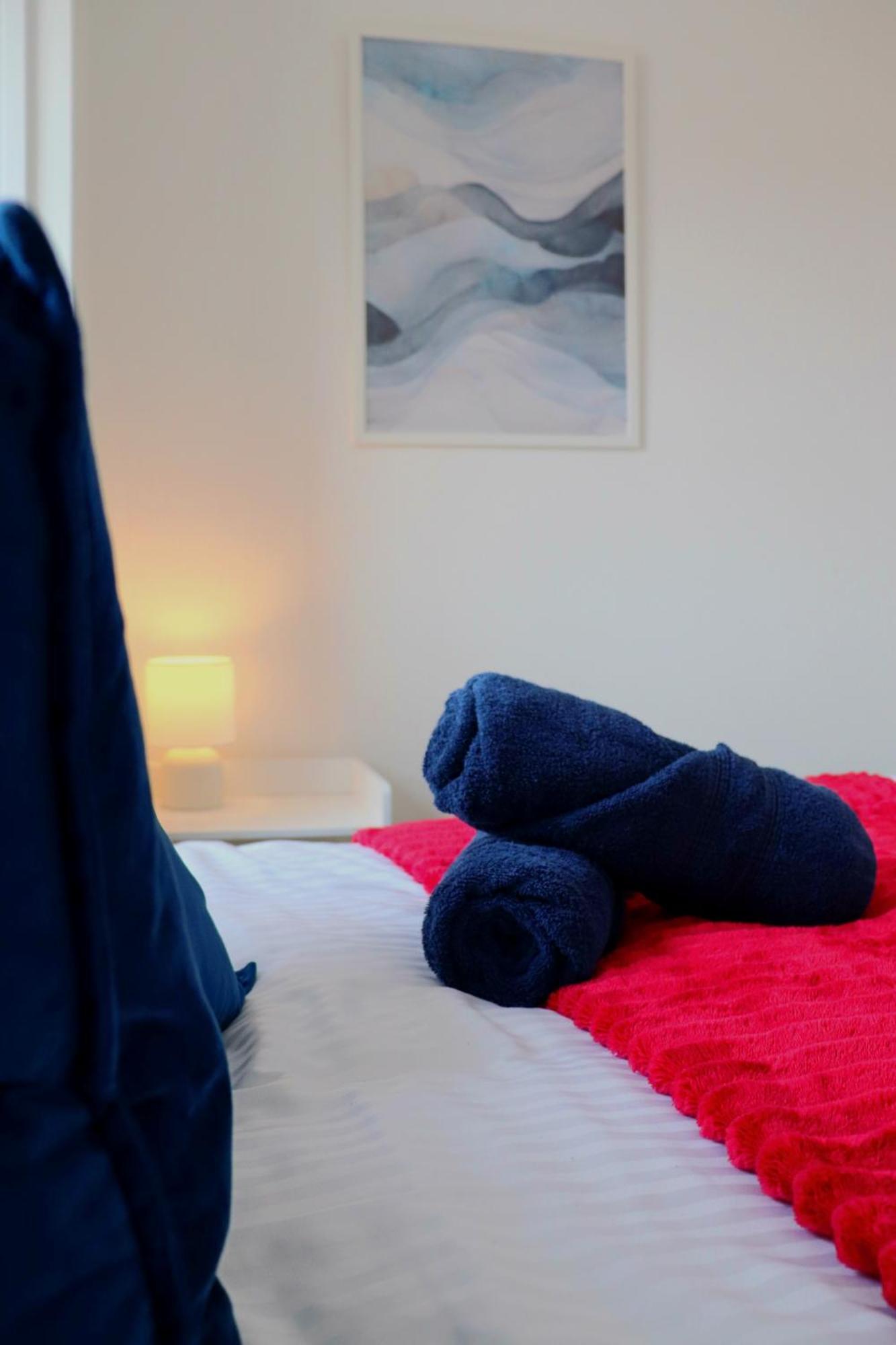 Brand New Modern Apartments Steps From Gloucester Quays Extérieur photo