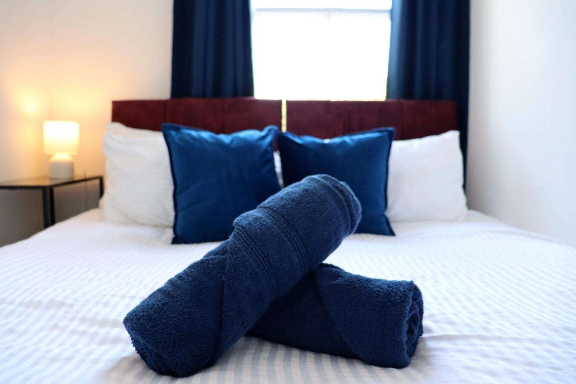 Brand New Modern Apartments Steps From Gloucester Quays Extérieur photo