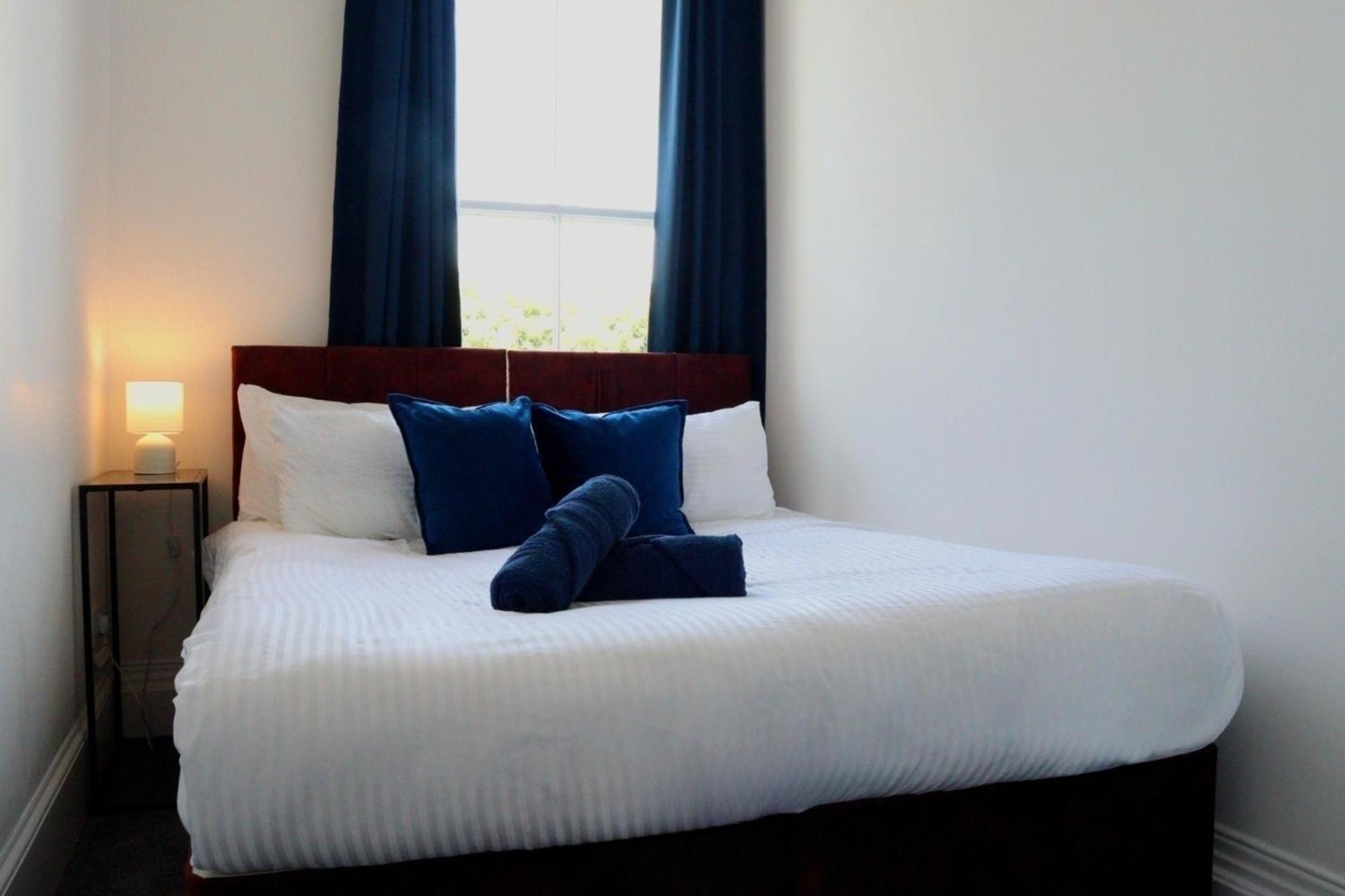 Brand New Modern Apartments Steps From Gloucester Quays Extérieur photo