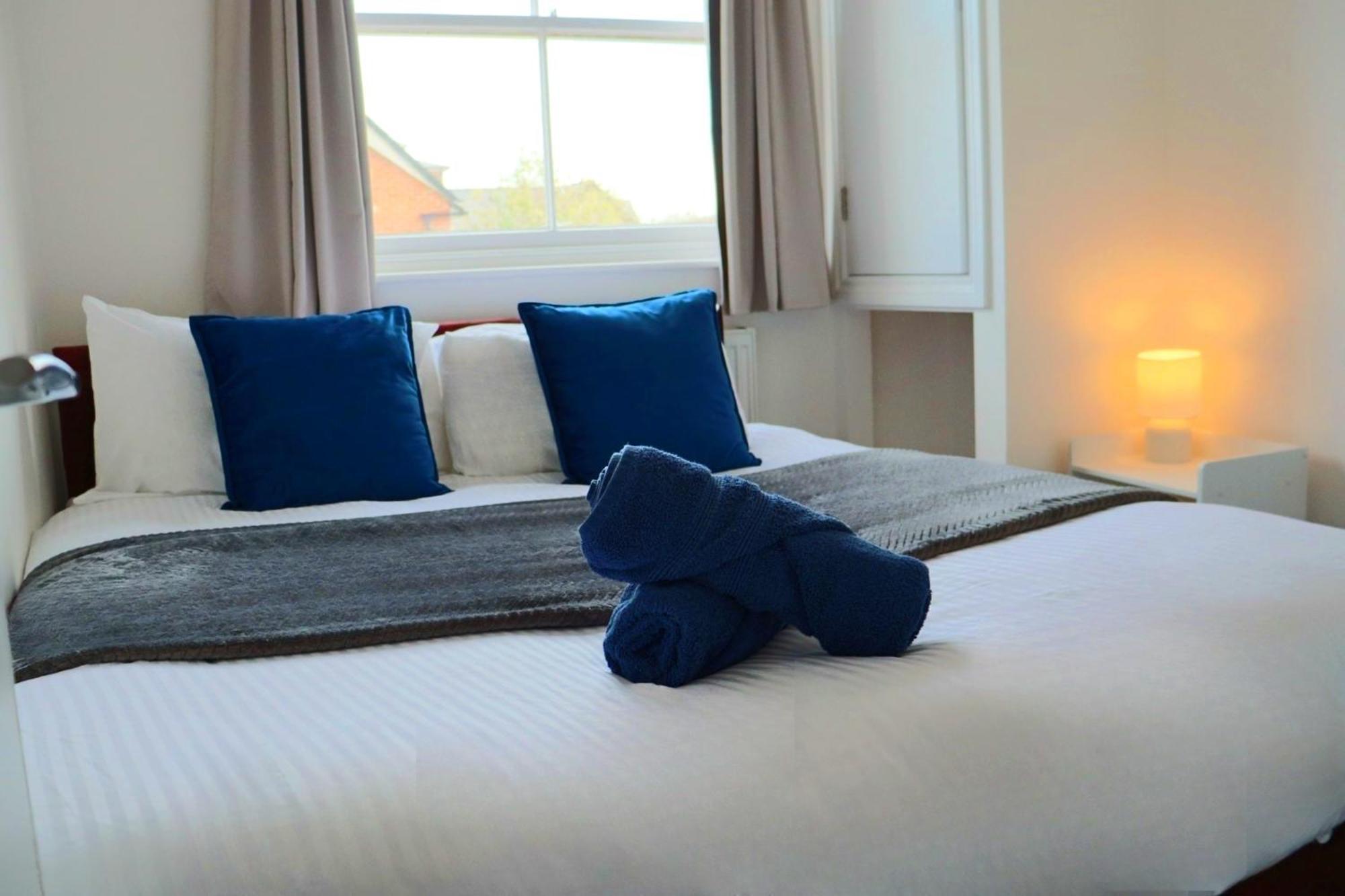 Brand New Modern Apartments Steps From Gloucester Quays Extérieur photo