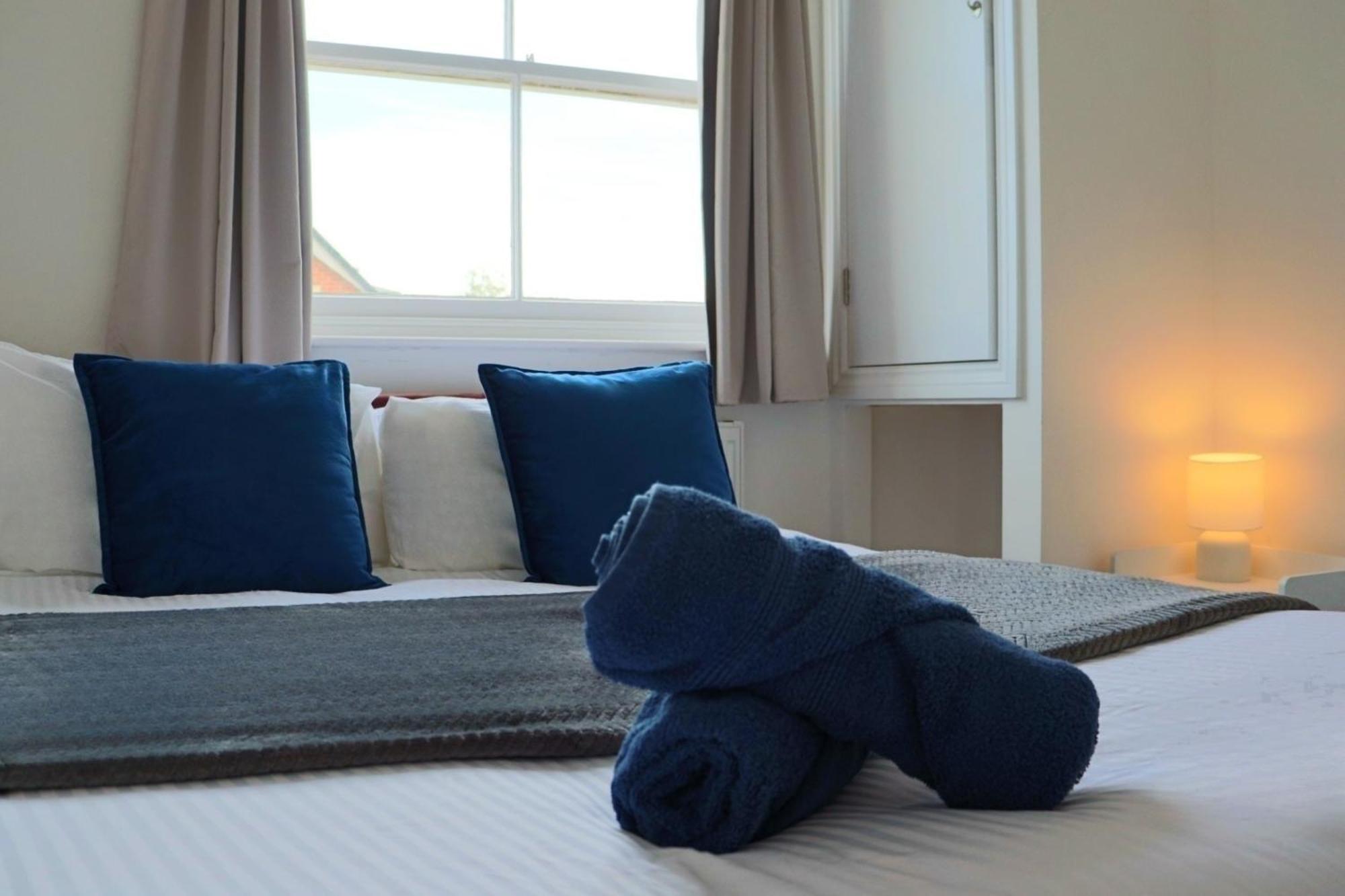 Brand New Modern Apartments Steps From Gloucester Quays Extérieur photo
