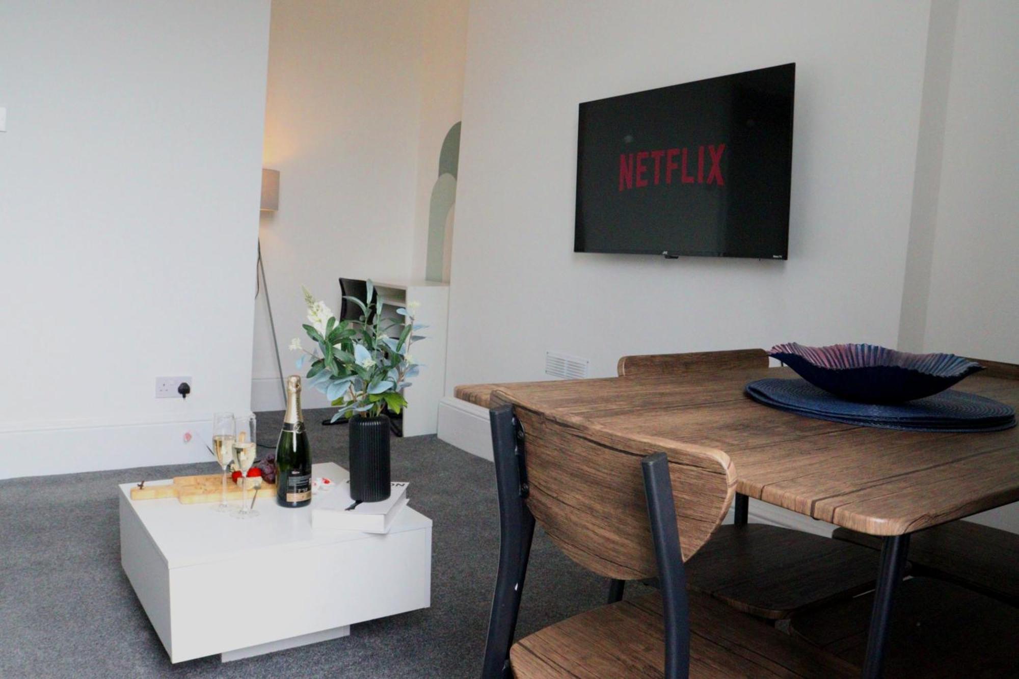 Brand New Modern Apartments Steps From Gloucester Quays Extérieur photo